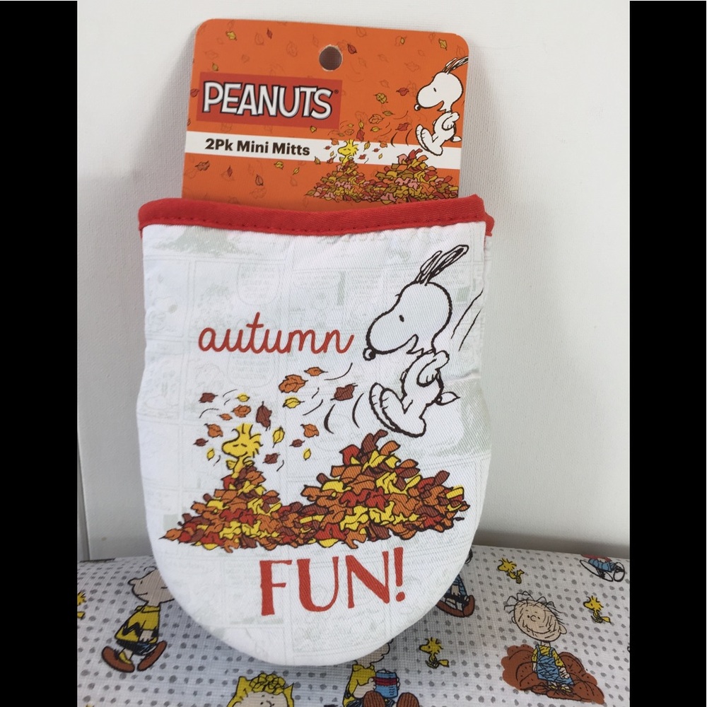 SOLD - NWT Peanuts Snoopy Fall 2-Pack Mini Oven Mitts